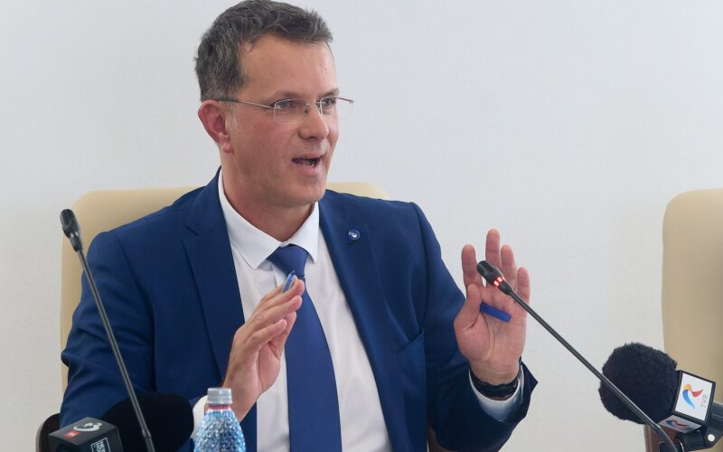 ionut mosteanu ministrul apararii