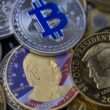 imaginea lui donald trump pe o moneda alaturi de alte criptomonede