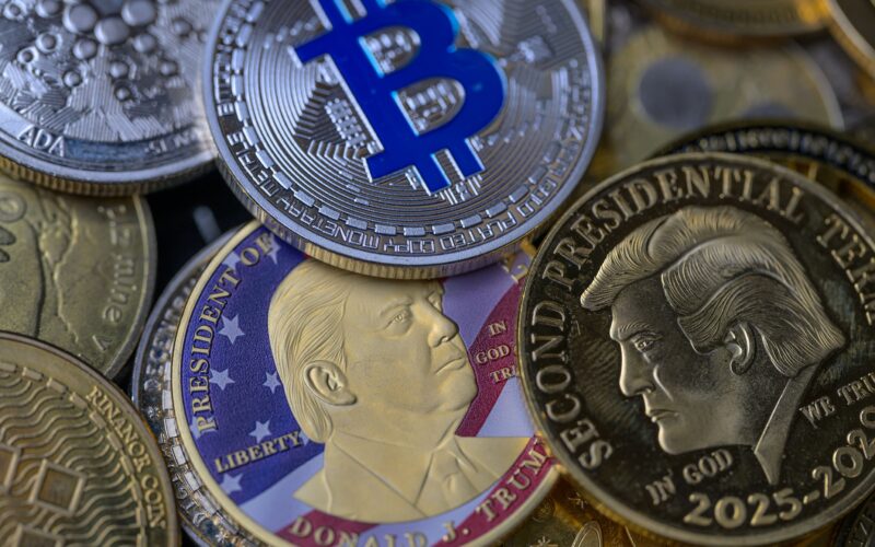 imaginea lui donald trump pe o moneda alaturi de alte criptomonede