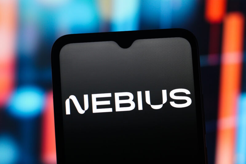 logo nebius pe un telefon