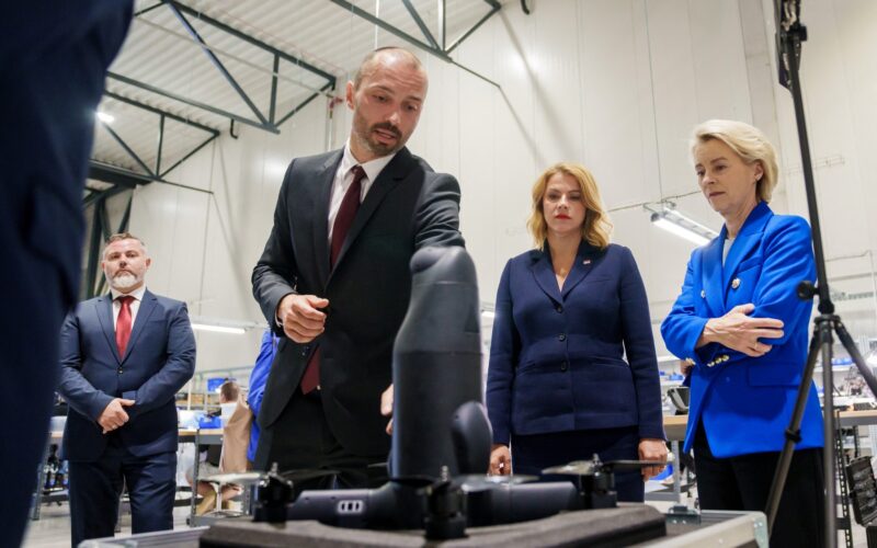 președinta comisiei europene, ursula von der leyen (dreapta), și prim-ministrul leton, evika siliņa, ascultă explicațiile cofondatorului și directorului tehnic (cto) al origin robotics, agris kipurs (al doilea din stânga), despre interceptorul autonom c-uas blaze, în timpul unei vizite la compania de tehnologie de apărare origin robotics din mārupe, letonia, pe 29 august 2025