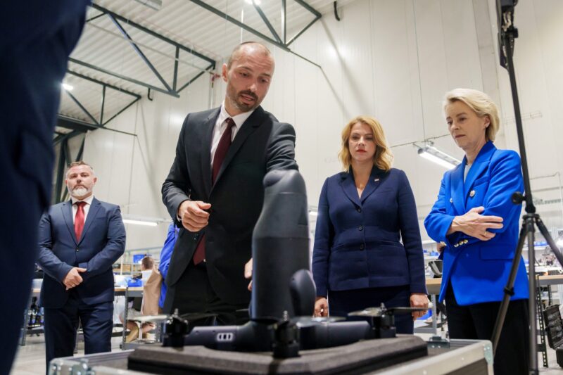 președinta comisiei europene, ursula von der leyen (dreapta), și prim-ministrul leton, evika siliņa, ascultă explicațiile cofondatorului și directorului tehnic (cto) al origin robotics, agris kipurs (al doilea din stânga), despre interceptorul autonom c-uas blaze, în timpul unei vizite la compania de tehnologie de apărare origin robotics din mārupe, letonia, pe 29 august 2025