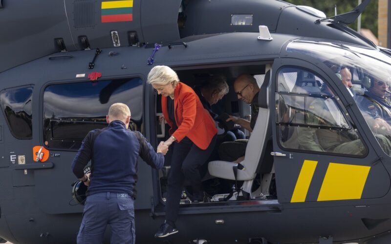 sefa ce urusula von der leyen coboara dintr-un elicopter