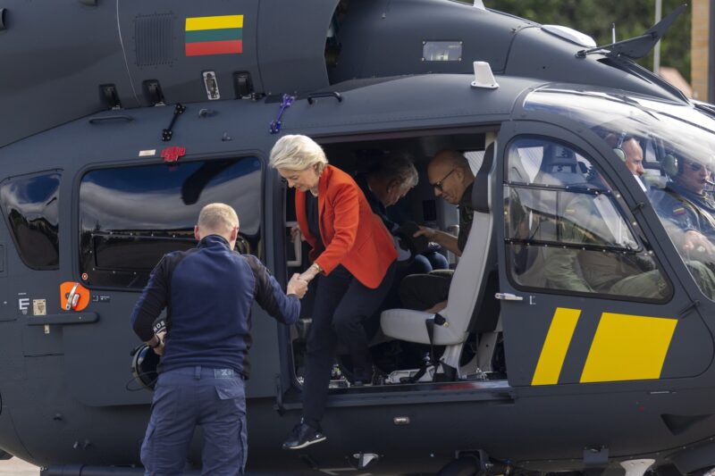sefa ce urusula von der leyen coboara dintr-un elicopter