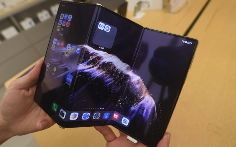 a doua generatie a telefonului trifold Huawei Mate XTs