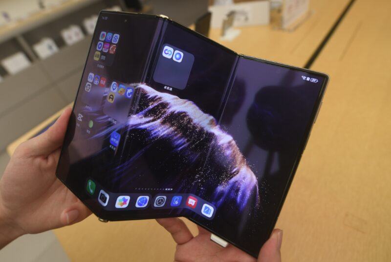 a doua generatie a telefonului trifold Huawei Mate XTs