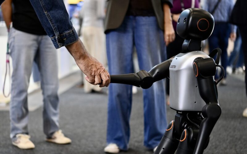 Robot umanoid la târgul internațional de tehnologie IFA 2025