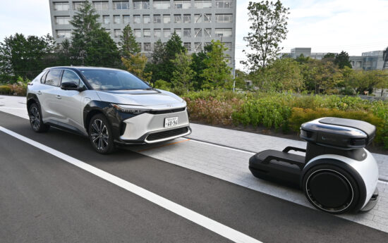 imagine cu o masina si un robot in orasul deezvoltat de toyota