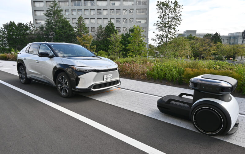 imagine cu o masina si un robot in orasul deezvoltat de toyota
