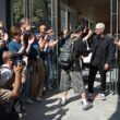 tim cook in japonia purtand adidasi nike personalizati