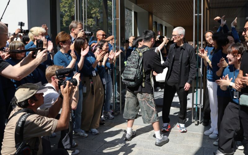 tim cook in japonia purtand adidasi nike personalizati