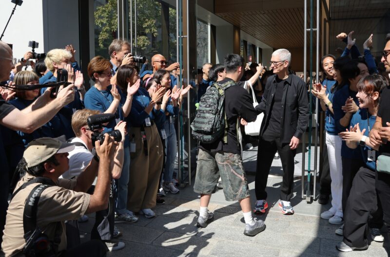 tim cook in japonia purtand adidasi nike personalizati