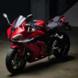 motocicleta super sport de culoare rosie pe fundal negru