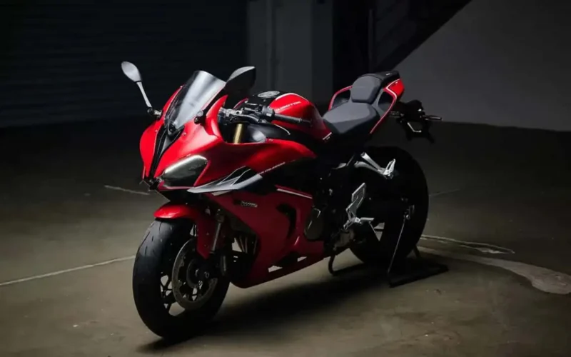motocicleta super sport de culoare rosie pe fundal negru