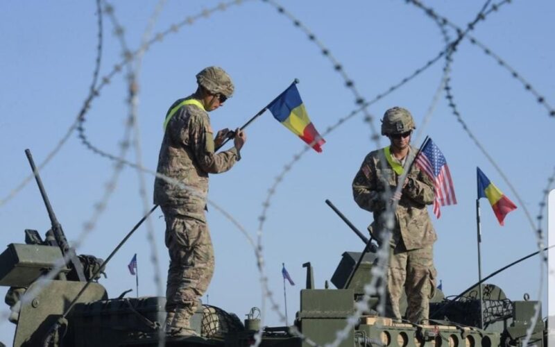militar roman alaturi de unul american
