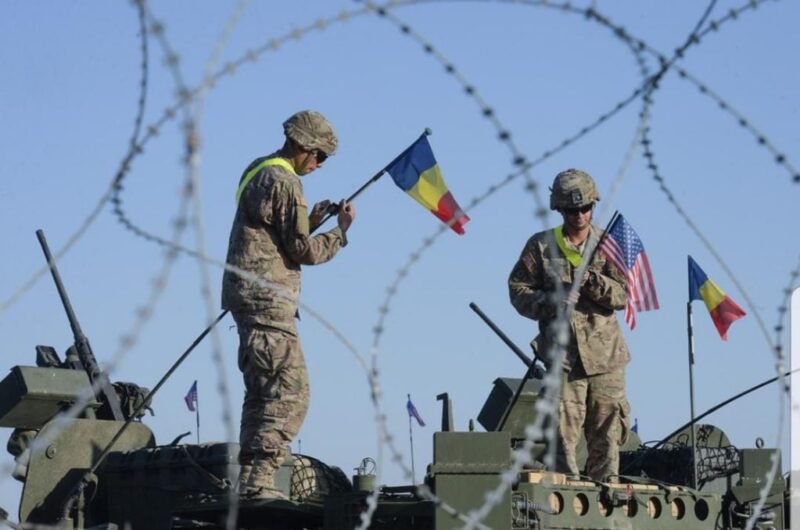 militar roman alaturi de unul american