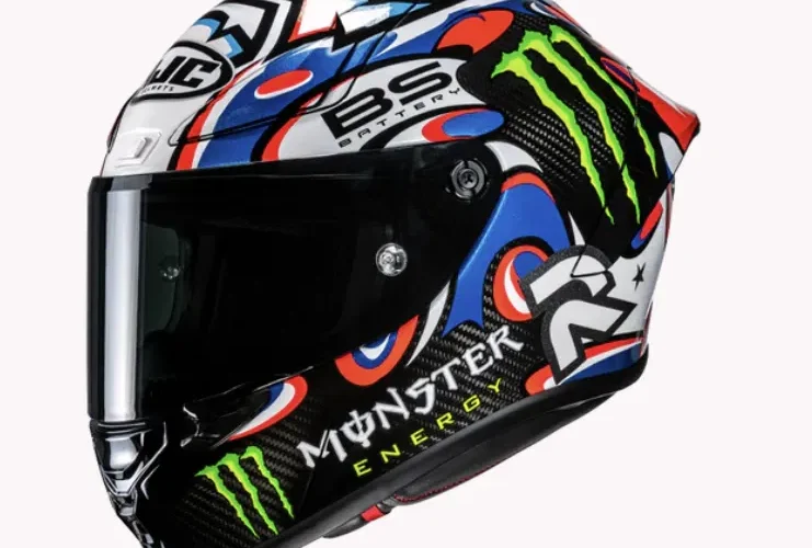 casca moto multicolora pentru modele spport pe fundal alb