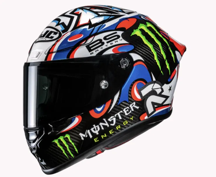 casca moto multicolora pentru modele spport pe fundal alb