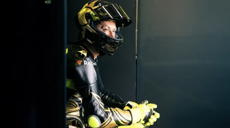 valentino rossi in costum negru