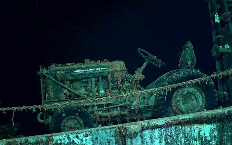 tractor pe puntea epavei portavionului hornet