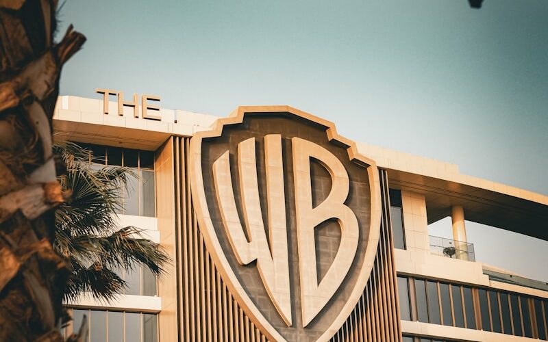 Netflix ar dori să achiziționeze Warner Bros potrivit unor surse