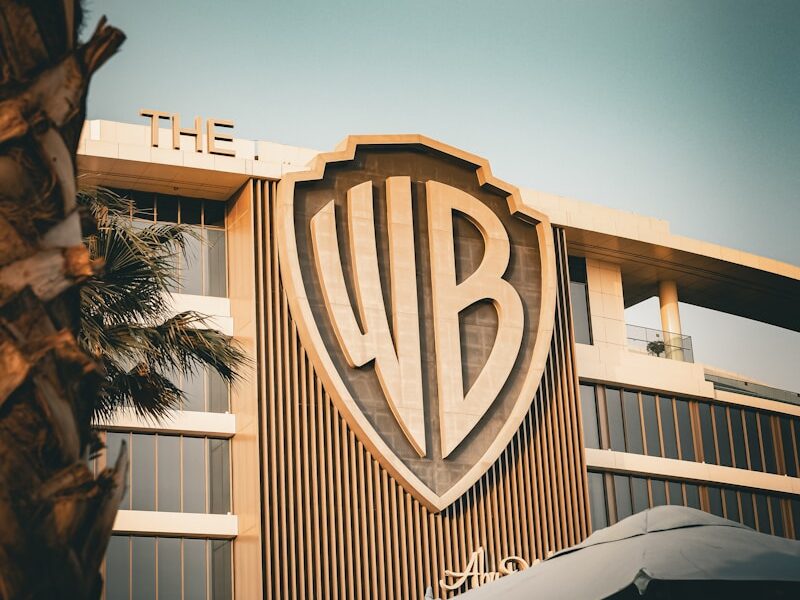 Netflix ar dori să achiziționeze Warner Bros potrivit unor surse