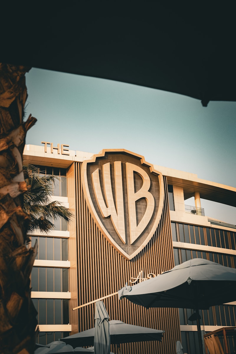 Netflix ar dori să achiziționeze Warner Bros potrivit unor surse