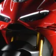 closeup motocicleta super sport de culoare rosie pe fundal negru