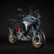 motocicleta sport touring de culoare gri pe fundal negru