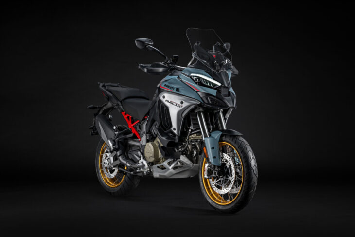 motocicleta sport touring de culoare gri pe fundal negru