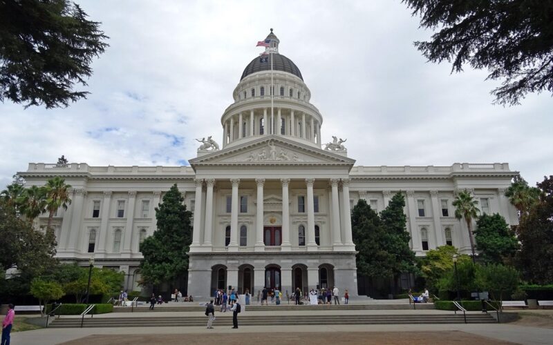 California a adoptat trei proiecte de lege pentru a spori confidențialitatea pe internet, Guvernatorul Californiei semnează o lege care impune o modalitate universală de renunțare în browser