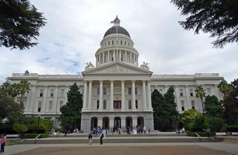 California a adoptat trei proiecte de lege pentru a spori confidențialitatea pe internet, Guvernatorul Californiei semnează o lege care impune o modalitate universală de renunțare în browser