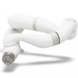 brat robotic de culoare alba pe fundal alb