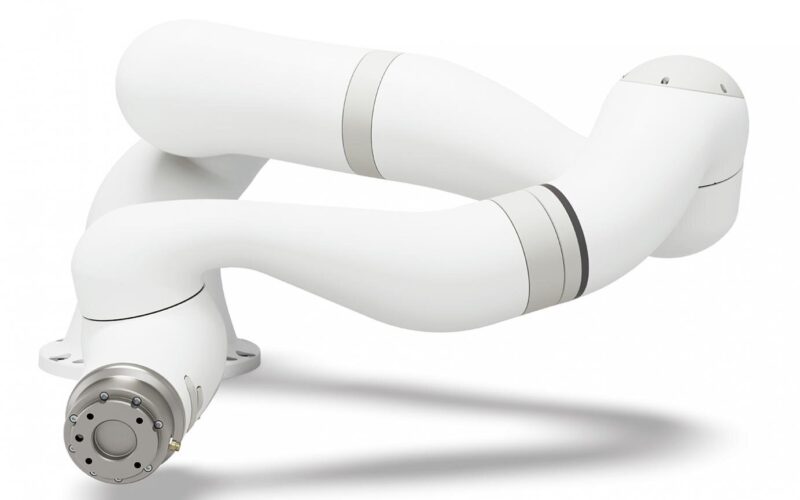 brat robotic de culoare alba pe fundal alb