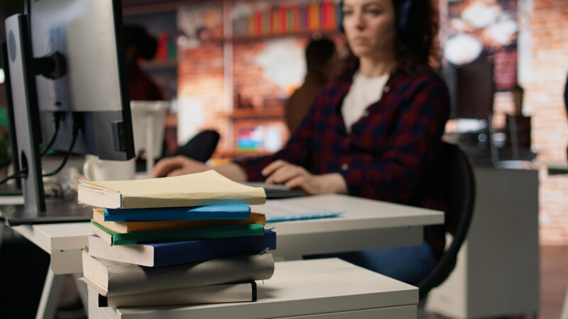 computer desktop intr-o biblioteca