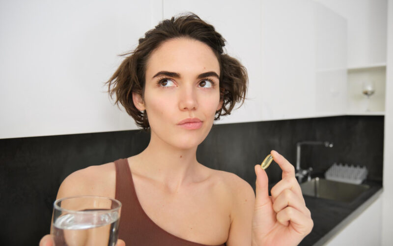 o femeie ia un supliment alimentar