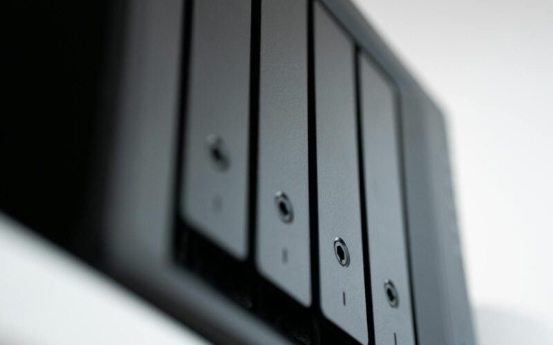Synology cedează și revine asupra unor restricții controversate privind unitățile de stocare pentru NAS din 2025 după scăderea vânzărilor