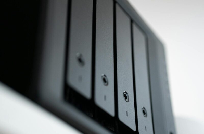 Synology cedează și revine asupra unor restricții controversate privind unitățile de stocare pentru NAS din 2025 după scăderea vânzărilor