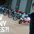 prezentator top gear in fata mai multor motociclete