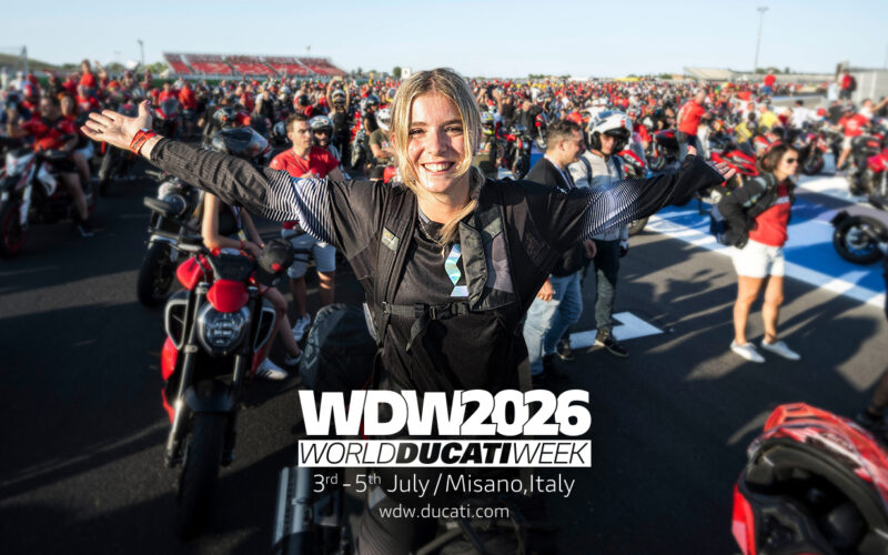 banner saptamana ducati 2026 cu o multime de oameni in spate