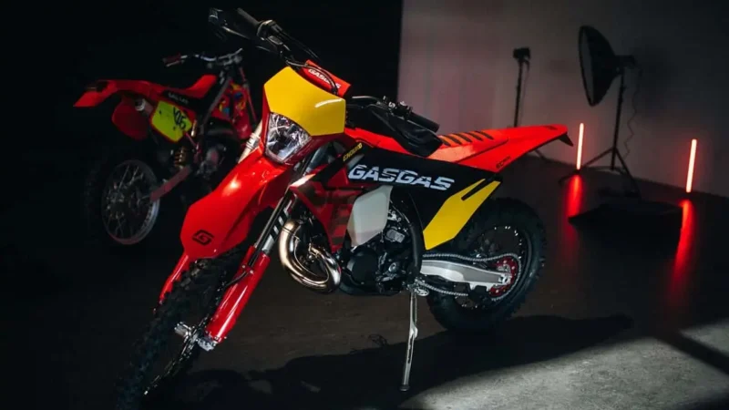 motocicleta adventure gasgas