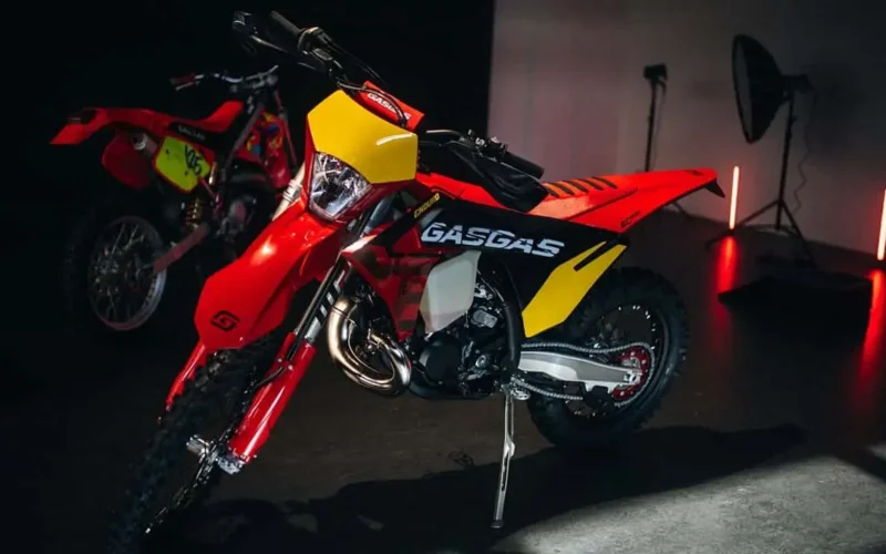 motocicleta adventure gasgas