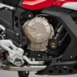 motor motocicleta cu capac crem pe un cadru negru