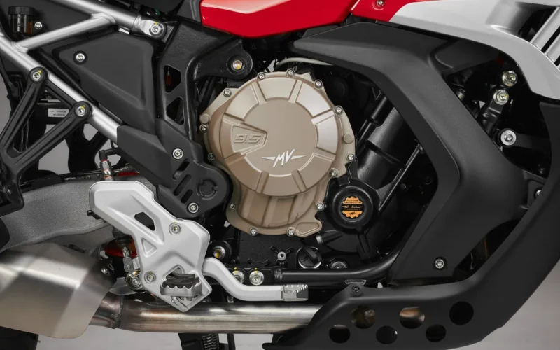 motor motocicleta cu capac crem pe un cadru negru
