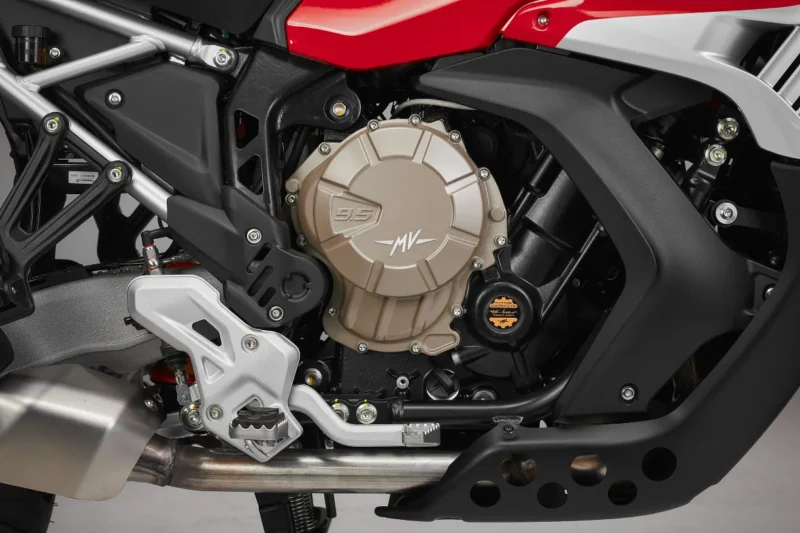 motor motocicleta cu capac crem pe un cadru negru