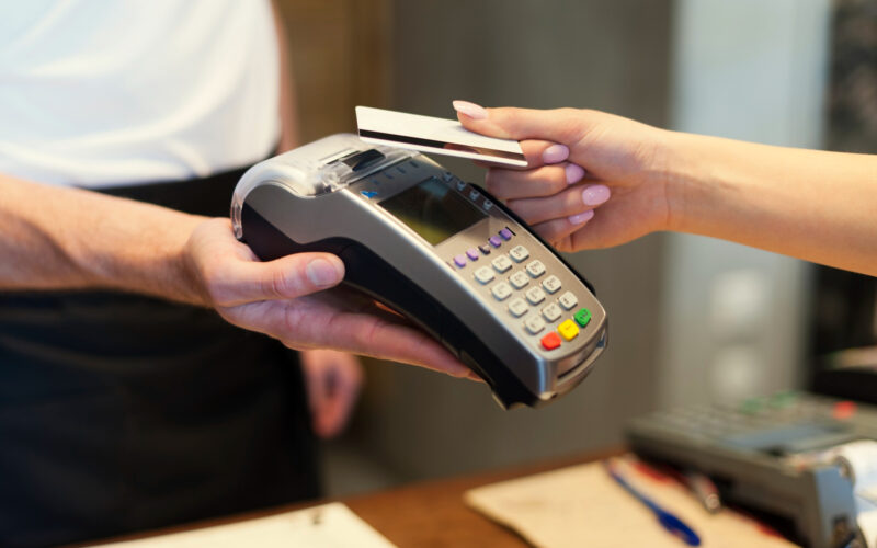 plata cu cardul la un pos