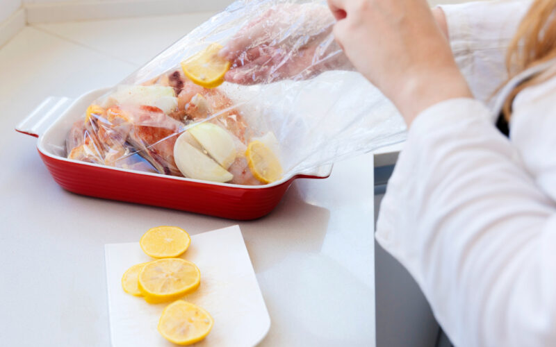 alimente sunt bagate in folie de plastic