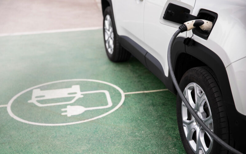 o masina electrica pe un loc de parcare dedicat