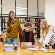 studenti intr-o biblioteca