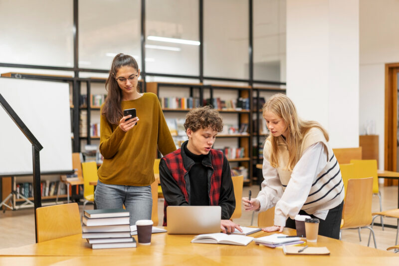 studenti intr-o biblioteca